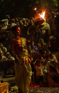 Bikaner, Rajasthan, Hindistan - 15 Ocak 2023: Bir grup din grubu Jasnathi Sampraday, Bikaner deve festivali sırasında yanan ormanın üzerinden yürüyerek açık alanda ateş dansı yaptı.