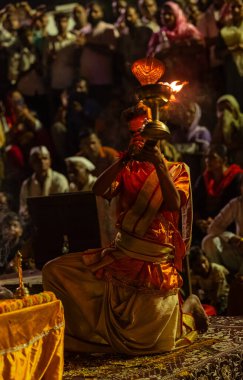 Bikaner, Rajasthan, Hindistan - 15 Ocak 2023: Bir grup din grubu Jasnathi Sampraday, Bikaner deve festivali sırasında yanan ormanın üzerinden yürüyerek açık alanda ateş dansı yaptı.