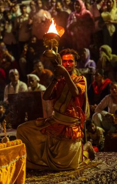 Bikaner, Rajasthan, Hindistan - 15 Ocak 2023: Bir grup din grubu Jasnathi Sampraday, Bikaner deve festivali sırasında yanan ormanın üzerinden yürüyerek açık alanda ateş dansı yaptı.