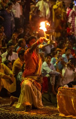 Bikaner, Rajasthan, Hindistan - 15 Ocak 2023: Bir grup din grubu Jasnathi Sampraday, Bikaner deve festivali sırasında yanan ormanın üzerinden yürüyerek açık alanda ateş dansı yaptı.
