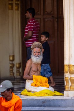 Ayodhya, Uttar Pradesh, Hindistan - 30 Ağustos 2024: Hindu tanrısı shree ram tapınağında tanımlanamayan Hintli sadhu baba portresi.