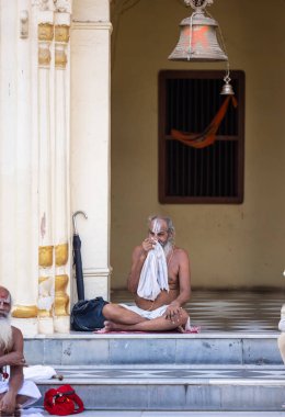 Ayodhya, Uttar Pradesh, Hindistan - 30 Ağustos 2024: Hindu tanrısı shree ram tapınağında tanımlanamayan Hintli sadhu baba portresi.