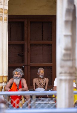 Ayodhya, Uttar Pradesh, Hindistan - 30 Ağustos 2024: Hindu tanrısı shree ram tapınağında tanımlanamayan Hintli sadhu baba portresi.