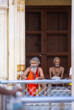 Ayodhya, Uttar Pradesh, Hindistan - 30 Ağustos 2024: Hindu tanrısı shree ram tapınağında tanımlanamayan Hintli sadhu baba portresi.
