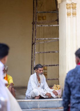 Ayodhya, Uttar Pradesh, Hindistan - 30 Ağustos 2024: Hindu tanrısı shree ram tapınağında tanımlanamayan Hintli sadhu baba portresi.