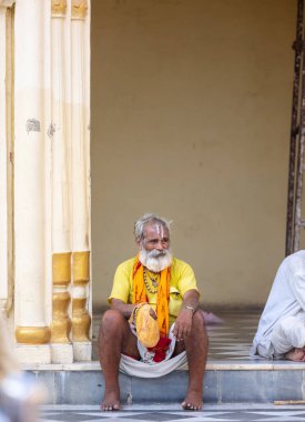 Ayodhya, Uttar Pradesh, Hindistan - 30 Ağustos 2024: Hindu tanrısı shree ram tapınağında tanımlanamayan Hintli sadhu baba portresi.