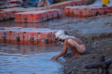 Ayodhya, Uttar Pradesh, Hindistan - 30 Ağustos 2024: kutsal sarayu nehri, Ayodhya ayinleri