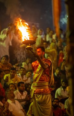 Bikaner, Rajasthan, Hindistan - 15 Ocak 2023: Bir grup din grubu Jasnathi Sampraday, Bikaner deve festivali sırasında yanan ormanın üzerinden yürüyerek açık alanda ateş dansı yaptı.