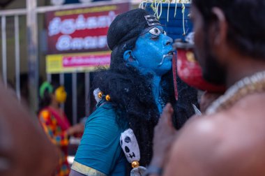 Kulashekharapatnam, Tamilnadu, Hindistan - 12 Ekim 2024: Kulasai, Hint Hindu ressam portresi ve kulasai dasara festivalinin ayinlerini gerçekleştirmek için bir tarikat karakteri gibi giyinmiş.