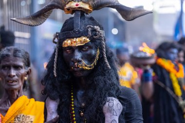 Kulashekharapatnam, Tamilnadu, Hindistan - 12 Ekim 2024: Kulasai, Hint Hindu ressam portresi ve kulasai dasara festivalinin ayinlerini gerçekleştirmek için bir tarikat karakteri gibi giyinmiş.