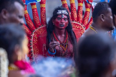 Kulashekharapatnam, Tamilnadu, Hindistan - 12 Ekim 2024: Kulasai, Hint Hindu ressam portresi ve kulasai dasara festivalinin ayinlerini gerçekleştirmek için bir tarikat karakteri gibi giyinmiş.