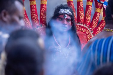 Kulashekharapatnam, Tamilnadu, Hindistan - 12 Ekim 2024: Kulasai, Hint Hindu ressam portresi ve kulasai dasara festivalinin ayinlerini gerçekleştirmek için bir tarikat karakteri gibi giyinmiş.