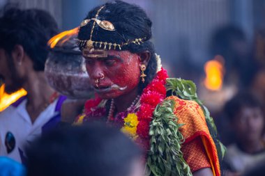 Kulashekharapatnam, Tamilnadu, Hindistan - 12 Ekim 2024: Kulasai, Hint Hindu ressam portresi ve kulasai dasara festivalinin ayinlerini gerçekleştirmek için bir tarikat karakteri gibi giyinmiş.