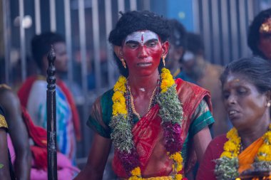 Kulashekharapatnam, Tamilnadu, Hindistan - 12 Ekim 2024: Kulasai, Hint Hindu ressam portresi ve kulasai dasara festivalinin ayinlerini gerçekleştirmek için bir tarikat karakteri gibi giyinmiş.