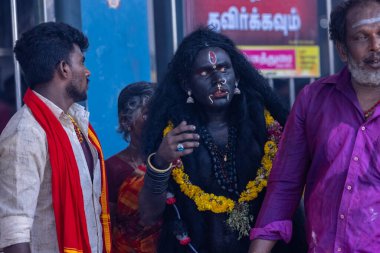 Kulashekharapatnam, Tamilnadu, Hindistan - 12 Ekim 2024: Kulasai, Hint Hindu ressam portresi ve kulasai dasara festivalinin ayinlerini gerçekleştirmek için bir tarikat karakteri gibi giyinmiş.