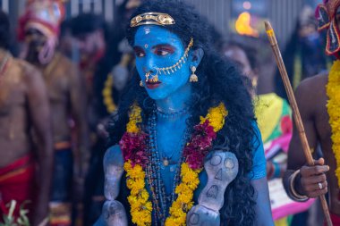 Kulashekharapatnam, Tamilnadu, Hindistan - 12 Ekim 2024: Kulasai, Hint Hindu ressam portresi ve kulasai dasara festivalinin ayinlerini gerçekleştirmek için bir tarikat karakteri gibi giyinmiş.