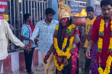 Kulashekharapatnam, Tamilnadu, Hindistan - 12 Ekim 2024: Kulasai, Hint Hindu ressam portresi ve kulasai dasara festivalinin ayinlerini gerçekleştirmek için bir tarikat karakteri gibi giyinmiş.