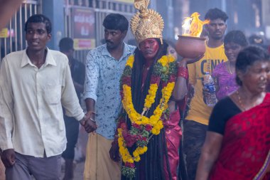 Kulashekharapatnam, Tamilnadu, Hindistan - 12 Ekim 2024: Kulasai, Hint Hindu ressam portresi ve kulasai dasara festivalinin ayinlerini gerçekleştirmek için bir tarikat karakteri gibi giyinmiş.