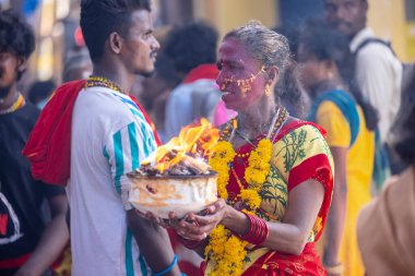Kulashekharapatnam, Tamilnadu, Hindistan - 12 Ekim 2024: Kulasai, Hint Hindu ressam portresi ve kulasai dasara festivalinin ayinlerini gerçekleştirmek için bir tarikat karakteri gibi giyinmiş.