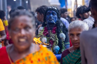 Kulashekharapatnam, Tamilnadu, Hindistan - 12 Ekim 2024: Kulasai, Hint Hindu ressam portresi ve kulasai dasara festivalinin ayinlerini gerçekleştirmek için bir tarikat karakteri gibi giyinmiş.