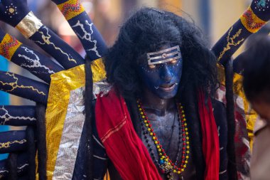 Kulashekharapatnam, Tamilnadu, Hindistan - 12 Ekim 2024: Kulasai, Hint Hindu ressam portresi ve kulasai dasara festivalinin ayinlerini gerçekleştirmek için bir tarikat karakteri gibi giyinmiş.