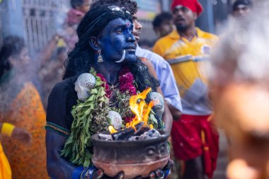 Kulashekharapatnam, Tamilnadu, Hindistan - 12 Ekim 2024: Kulasai, Hint Hindu ressam portresi ve kulasai dasara festivalinin ayinlerini gerçekleştirmek için bir tarikat karakteri gibi giyinmiş.