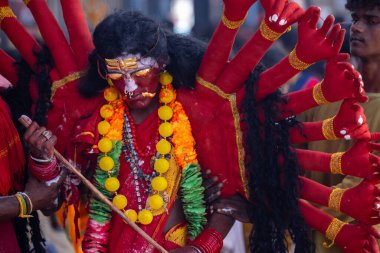 Kulashekharapatnam, Tamilnadu, Hindistan - 12 Ekim 2024: Kulasai, Hint Hindu ressam portresi ve kulasai dasara festivalinin ayinlerini gerçekleştirmek için bir tarikat karakteri gibi giyinmiş.