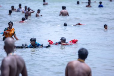 Kulashekharapatnam, Tamilnadu, Hindistan - 12 Ekim 2024: Kulasai Dasara, bir grup çocuk ve ebeveynleri kulasai dasara festivalinde deniz dalgalarının keyfini çıkarıyorlar.