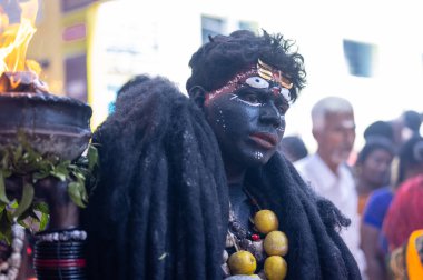 Kulashekharapatnam, Tamilnadu, Hindistan - 12 Ekim 2024: Kulasai, Hint Hindu ressam portresi ve kulasai dasara festivalinin ayinlerini gerçekleştirmek için bir tarikat karakteri gibi giyinmiş.