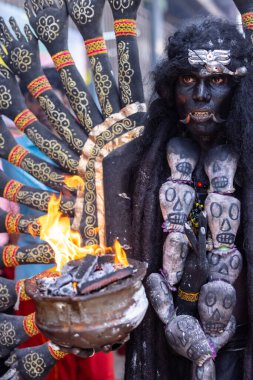 Kulashekharapatnam, Tamilnadu, Hindistan - 12 Ekim 2024: Kulasai, Hint Hindu ressam portresi ve kulasai dasara festivalinin ayinlerini gerçekleştirmek için bir tarikat karakteri gibi giyinmiş.
