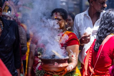 Kulashekharapatnam, Tamilnadu, Hindistan - 12 Ekim 2024: Kulasai, Hint Hindu ressam portresi ve kulasai dasara festivalinin ayinlerini gerçekleştirmek için bir tarikat karakteri gibi giyinmiş.