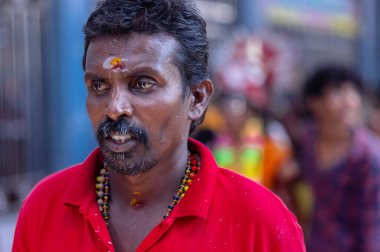 Kulashekharapatnam, Tamilnadu, Hindistan - 12 Ekim 2024: Kulasai, Hint Hindu ressam portresi ve kulasai dasara festivalinin ayinlerini gerçekleştirmek için bir tarikat karakteri gibi giyinmiş.