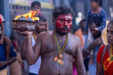 Kulashekharapatnam, Tamilnadu, Hindistan - 12 Ekim 2024: Kulasai, Hint Hindu ressam portresi ve kulasai dasara festivalinin ayinlerini gerçekleştirmek için bir tarikat karakteri gibi giyinmiş.