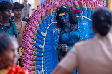 Kulashekharapatnam, Tamilnadu, Hindistan - 12 Ekim 2024: Kulasai, Hint Hindu ressam portresi ve kulasai dasara festivalinin ayinlerini gerçekleştirmek için bir tarikat karakteri gibi giyinmiş.