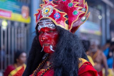 Kulashekharapatnam, Tamilnadu, Hindistan - 12 Ekim 2024: Kulasai, Hint Hindu ressam portresi ve kulasai dasara festivalinin ayinlerini gerçekleştirmek için bir tarikat karakteri gibi giyinmiş.