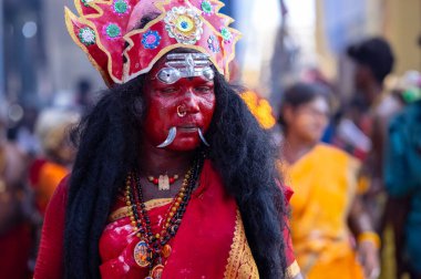 Kulashekharapatnam, Tamilnadu, Hindistan - 12 Ekim 2024: Kulasai, Hint Hindu ressam portresi ve kulasai dasara festivalinin ayinlerini gerçekleştirmek için bir tarikat karakteri gibi giyinmiş.