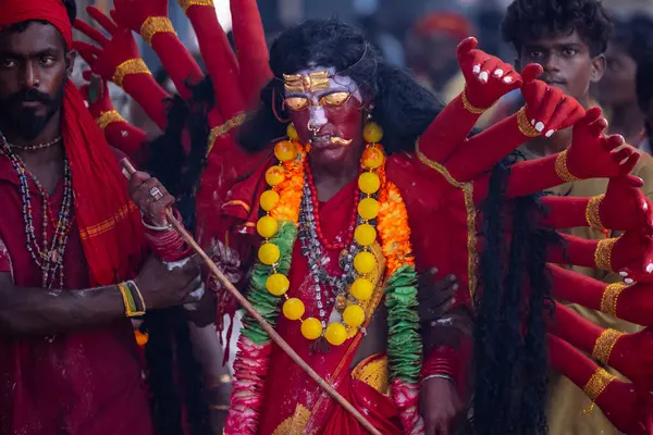 Kulashekharapatnam, Tamilnadu, Hindistan - 12 Ekim 2024: Kulasai, Hint Hindu ressam portresi ve kulasai dasara festivalinin ayinlerini gerçekleştirmek için bir tarikat karakteri gibi giyinmiş.