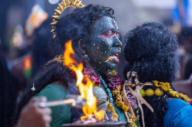 Kulashekharapatnam, Tamilnadu, Hindistan - 12 Ekim 2024: Kulasai, Hint Hindu ressam portresi ve kulasai dasara festivalinin ayinlerini gerçekleştirmek için bir tarikat karakteri gibi giyinmiş.