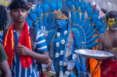 Kulashekharapatnam, Tamilnadu, Hindistan - 12 Ekim 2024: Kulasai, Hint Hindu ressam portresi ve kulasai dasara festivalinin ayinlerini gerçekleştirmek için bir tarikat karakteri gibi giyinmiş.