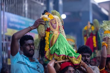 Kulashekharapatnam, Tamilnadu, Hindistan - 12 Ekim 2024: Kulasai, Hint Hindu ressam portresi ve kulasai dasara festivalinin ayinlerini gerçekleştirmek için bir tarikat karakteri gibi giyinmiş.
