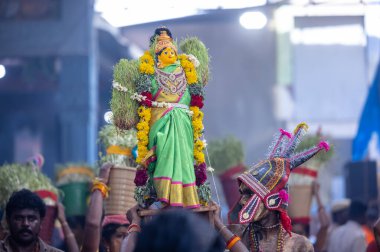 Kulashekharapatnam, Tamilnadu, Hindistan - 12 Ekim 2024: Kulasai, Hint Hindu ressam portresi ve kulasai dasara festivalinin ayinlerini gerçekleştirmek için bir tarikat karakteri gibi giyinmiş.