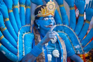 Kulashekharapatnam, Tamilnadu, Hindistan - 12 Ekim 2024: Kulasai, Hint Hindu ressam portresi ve kulasai dasara festivalinin ayinlerini gerçekleştirmek için bir tarikat karakteri gibi giyinmiş.