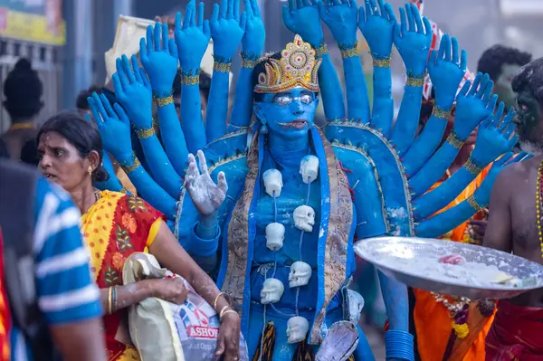 Kulashekharapatnam, Tamilnadu, Hindistan - 12 Ekim 2024: Kulasai, Hint Hindu ressam portresi ve kulasai dasara festivalinin ayinlerini gerçekleştirmek için bir tarikat karakteri gibi giyinmiş.