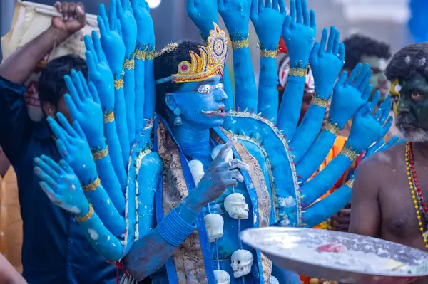 Kulashekharapatnam, Tamilnadu, Hindistan - 12 Ekim 2024: Kulasai, Hint Hindu ressam portresi ve kulasai dasara festivalinin ayinlerini gerçekleştirmek için bir tarikat karakteri gibi giyinmiş.