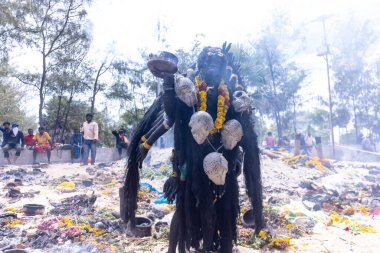 Kulashekharapatnam, Tamilnadu, Hindistan - 12 Ekim 2024: Kulasai, Hint Hindu ressam portresi ve kulasai dasara festivalinin ayinlerini gerçekleştirmek için bir tarikat karakteri gibi giyinmiş.