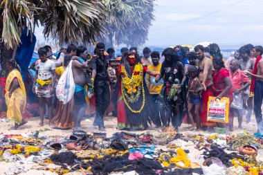 Kulashekharapatnam, Tamilnadu, Hindistan - 12 Ekim 2024: Kulasai, Hint Hindu ressam portresi ve kulasai dasara festivalinin ayinlerini gerçekleştirmek için bir tarikat karakteri gibi giyinmiş.