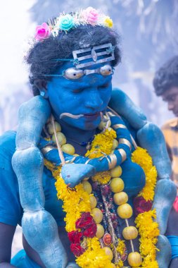 Kulashekharapatnam, Tamilnadu, Hindistan - 12 Ekim 2024: Kulasai, Hint Hindu ressam portresi ve kulasai dasara festivalinin ayinlerini gerçekleştirmek için bir tarikat karakteri gibi giyinmiş.