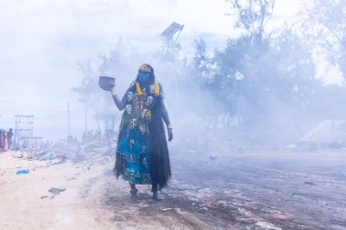 Kulashekharapatnam, Tamilnadu, Hindistan - 12 Ekim 2024: Kulasai, Hint Hindu ressam portresi ve kulasai dasara festivalinin ayinlerini gerçekleştirmek için bir tarikat karakteri gibi giyinmiş.