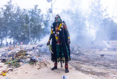 Kulashekharapatnam, Tamilnadu, Hindistan - 12 Ekim 2024: Kulasai, Hint Hindu ressam portresi ve kulasai dasara festivalinin ayinlerini gerçekleştirmek için bir tarikat karakteri gibi giyinmiş.