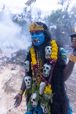 Kulashekharapatnam, Tamilnadu, Hindistan - 12 Ekim 2024: Kulasai, Hint Hindu ressam portresi ve kulasai dasara festivalinin ayinlerini gerçekleştirmek için bir tarikat karakteri gibi giyinmiş.